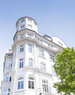 Altbau von außen an einem sonnigen Tag