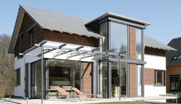 Wohnhaus mit großen UNILUX Kunststoff-Alu-Fenstern