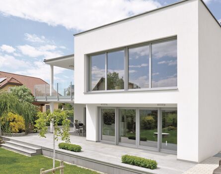 Wohnhaus im Bauhausstil mit großen UNILUX Kunststoff-Alu-Fenstern