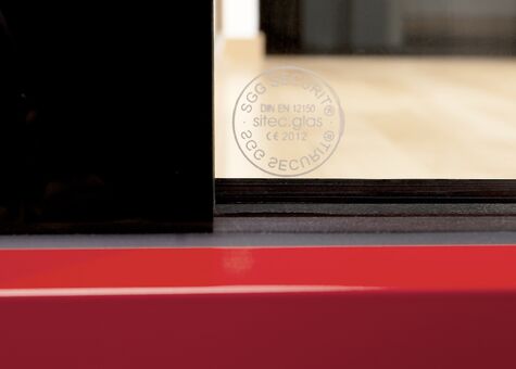 Detailansicht UNILUX Ganzglasecke OpenView mit ESG (Einscheiben-Sicherheits-Glas)-Zertifikat