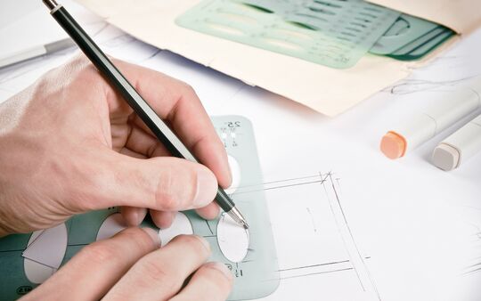 Architekt nutzt Zeichenschablone