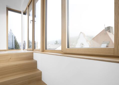UNILUX Holz-Alu-Fenster in einem Treppenhaus