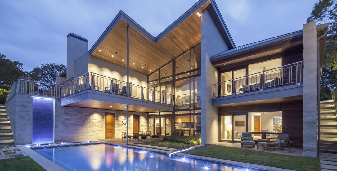 Pool vor modernem Wohnhaus mit UNILUX FineLine Pfosten-Riegel-Fassade aus Holz und Alu
