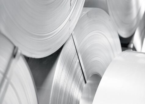 Aluminiumrollen stehen übereinander
