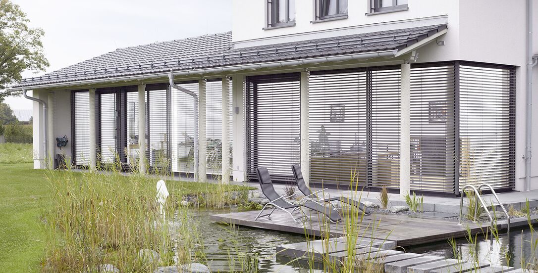 Haus mit Glasfassadensystem FineLine und Raffstore