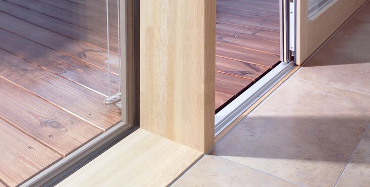 Detailansicht bodennahe Schwelle UNILUX Holz-Alu Hebe-Schiebe Anlage