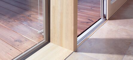 Detailansicht bodennahe Schwelle UNILUX Holz-Alu Hebe-Schiebe Anlage