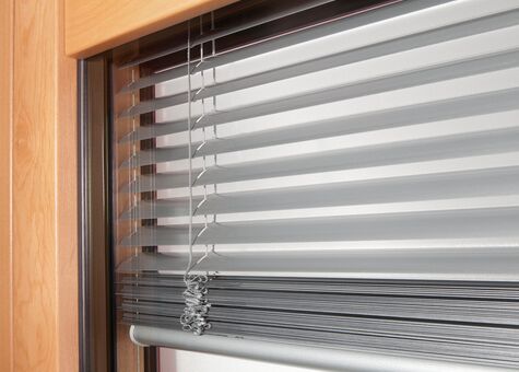 Großaufnahme des UNILUX Fensterprofils DesignLine Privacy