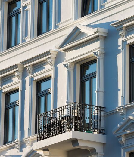 Altbau Fassade mit UNILUX Holz Meisterfenster Denkmal