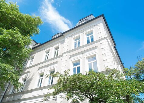 Fassade Stadtvilla mit UNILUX Holz Meisterfenster Denkmal vor blauem Himmel