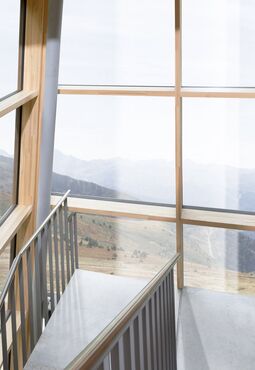 Treppenhaus mit UNILUX Pfosten-Riegel-Fassade FineLine in Holz-Alu
