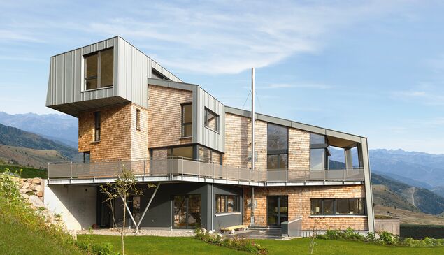 Modernes Gebäude mit UNILUX Holz-Alu Fenstern