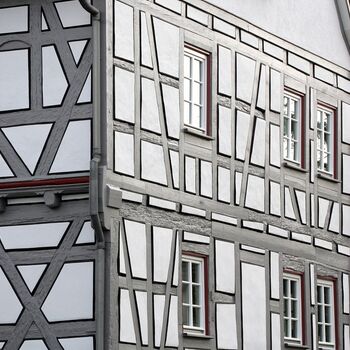 Außenansicht Fachwerkhaus mit UNILUX Holz Meisterfenster Denkmal mit Sprossen