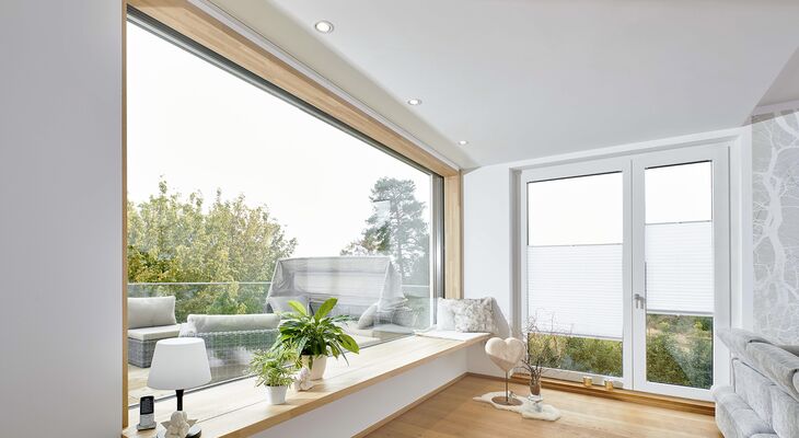 Wohnbereich mit großem Holzfenster Fenstern und Balkontür aus Holz
