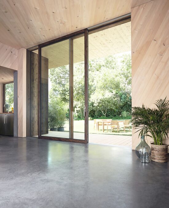 UNILUX Hebe-Schiebe-Element Portal Eco Pass Sky axxent Interieur halb geöffnet mit Blick in den Garten