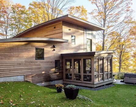 Modernes Holzhaus im Wald mit UNILUX Holz- und Holz-Alu Fenstern