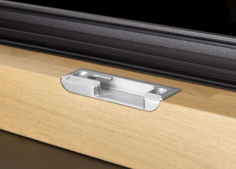 Detailaufnahme Schließblech UNILUX Holzfenster Classic