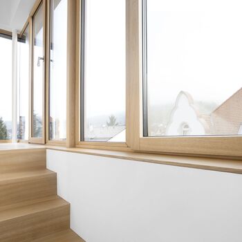 UNILUX Holz-Alu-Fenster in einem Treppenhaus