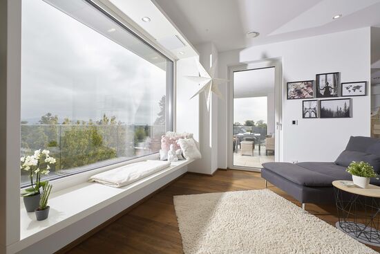 Wohnbereich mit großem Fenster und Balkontür in Weiss