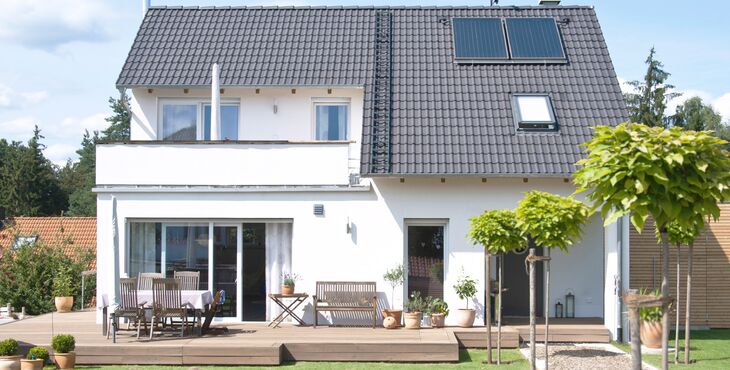 Wohnhaus mit weißen Kunststofffenstern