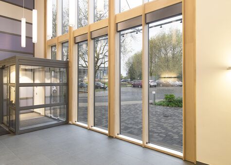 Eingangsbereich Bürogebäude mit UNILUX FineLine Pfosten-Riegel-Fassade aus Holz und Alu