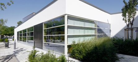 Fassade Schulgebäude mit UNILUX FineLine Pfosten-Riegel-Fassade aus Holz und Alu