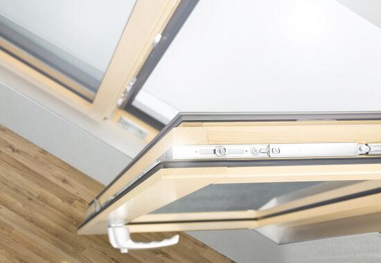 Detailansicht Flügel geöffnetes UNILUX Holz-Alu Fenster
