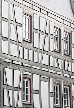 Außenansicht Fachwerkhaus mit UNILUX Holz Meisterfenster Denkmal mit Sprossen