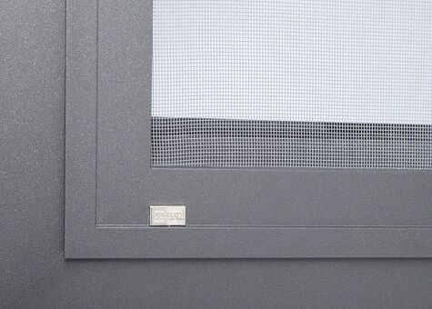 Detailaufnahme Insektenschutz an Alu-Fensterprofil