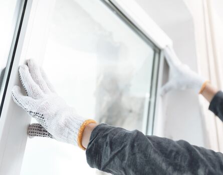 fertiger Fensterflügel wird montiert