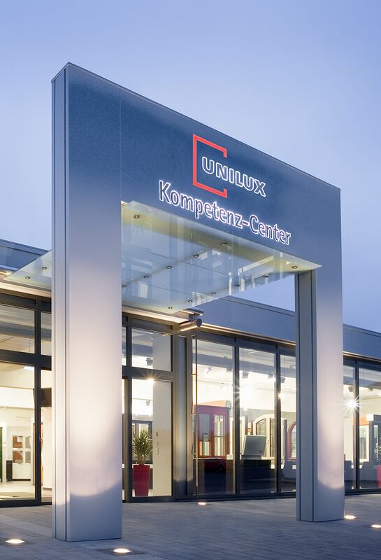 UNILUX Kompetenzcenter bei Nacht