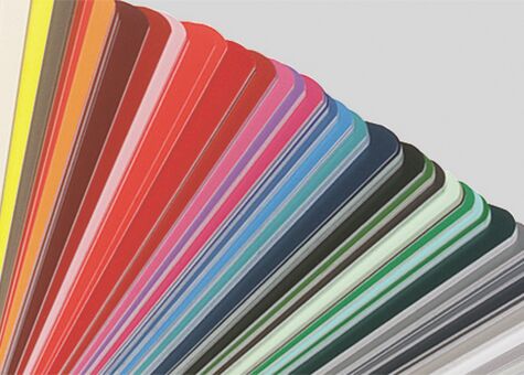geöffneter Farbfächer mit vielen Farben