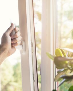 UNILUX Kunststofffenster mit Fenstergriff Standard wird gekippt