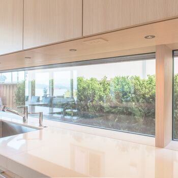 Moderne Küche mit langer schmaler Fensteröffnung