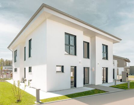 Wohnhaus mit Kunststofffenstern in Anthrazit