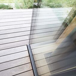 Außenansicht UNILUX Ganzglasecke OpenView bodengleiche Variante an Holzterrasse
