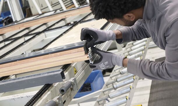 Detailarbeiten an einem Holz-Alu-Profil