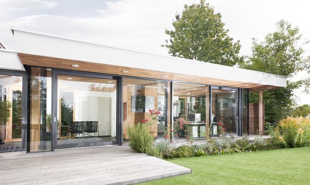 Moderner Bungalow mit UNILUX FineLine Pfosten-Riegel-Fassade aus Holz-Alu und Hebe-Schiebe-Anlage
