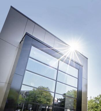 UNILUX FineLine Pfosten-Riegel-Fassade aus Holz und Alu im Gegenlicht