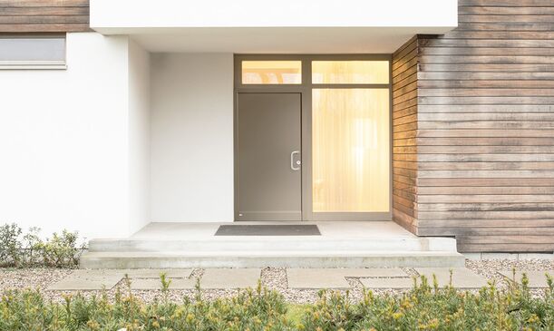 Modernes Haus mit UNILUX Holz-Alu-Haustür