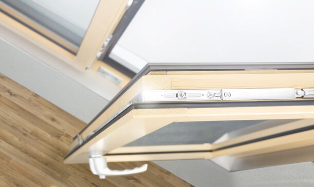 Detailansicht Flügel geöffnetes UNILUX Holz-Alu Fenster
