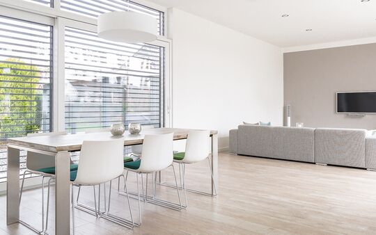 Innenansicht Zimmer mit großer Fensterfront