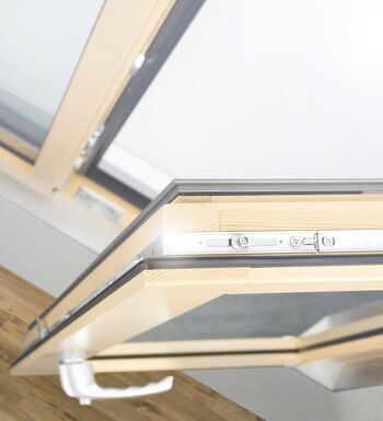 Detailansicht Flügel geöffnetes UNILUX Holz-Alu Fenster
