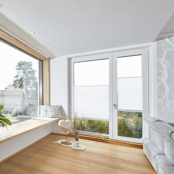 Wohnbereich mit großem Holzfenster Fenstern und Balkontür aus Holz