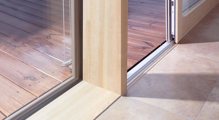 Detailansicht bodennahe Schwelle UNILUX Holz-Alu Hebe-Schiebe Anlage