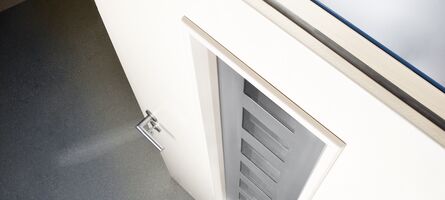 Detailaufnahme geöffnete UNILUX Holz-Alu-Haustür