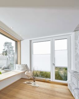 Wohnbereich mit großem Holzfenster Fenstern und Balkontür aus Holz