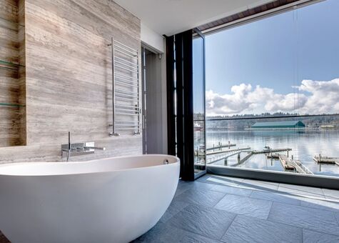 Blick aus Badezimmer mit geöffneter UNILUX Faltschiebetür Exterior