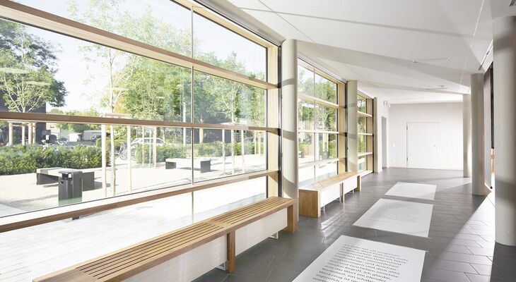 Innenansicht Schulgebäude mit UNILUX FineLine Pfosten-Riegel-Fassade aus Holz und Alu