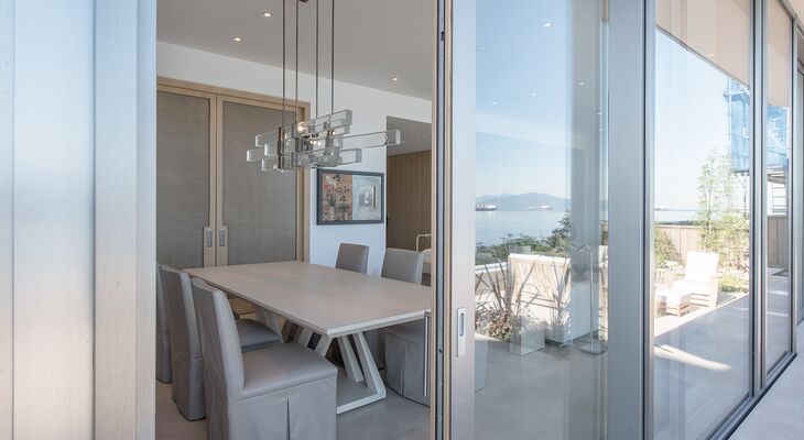 Blick in Esszimmer durch geöffnete UNILUX Holz-Alu Hebe-Schiebe Anlage